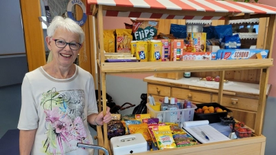 Paula Dick geht immer mittwochs mit ihrem Verkaufsstand durch das Seniorenheim Neumühle. (Foto: Nina Daebel)