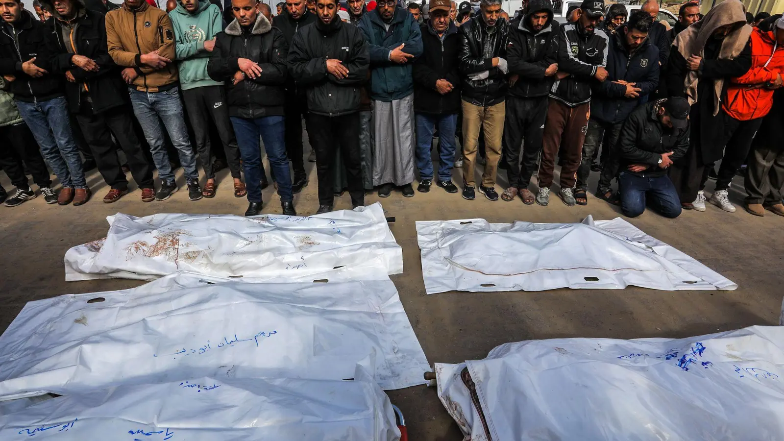 Menschen verrichten das Totengebet für ihre Angehörigen, die bei einem nächtlichen Bombardement Israels im Gazastreifen getötet wurden. (Foto: Abed Rahim Khatib/dpa)