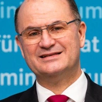 Finanz- und Heimatminister Albert Füracker (CSU) will strukturschwache Räume in den Fokus der bayerischen Heimatstrategie nehmen. (Archivbild) (Foto: Daniel Vogl/dpa)