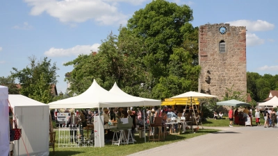 Der alte Schulgarten in Großbreitenbronn hatte sich am Wochenende in einen sehr gut besuchten Kunsthandwerkermarkt verwandelt. (Foto: Alexander Biernoth)