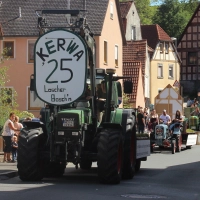 Mit viel Ironie werden lokale Ereignisse des vergangenen Jahres beim Kerwaumzug aufs Korn genommen.  (Foto: Hans-Jochen Teufel)