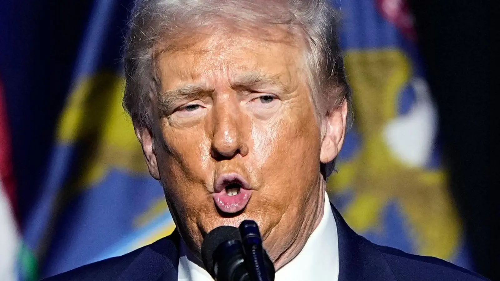 Auch um obszöne Gesten nicht verlegen: Auf unrühmliche Beschimpfungen reagiert der US-Präsident schon auch mal mit dem Mittelfinger.  (Foto: Ryan Sun/AP/dpa)