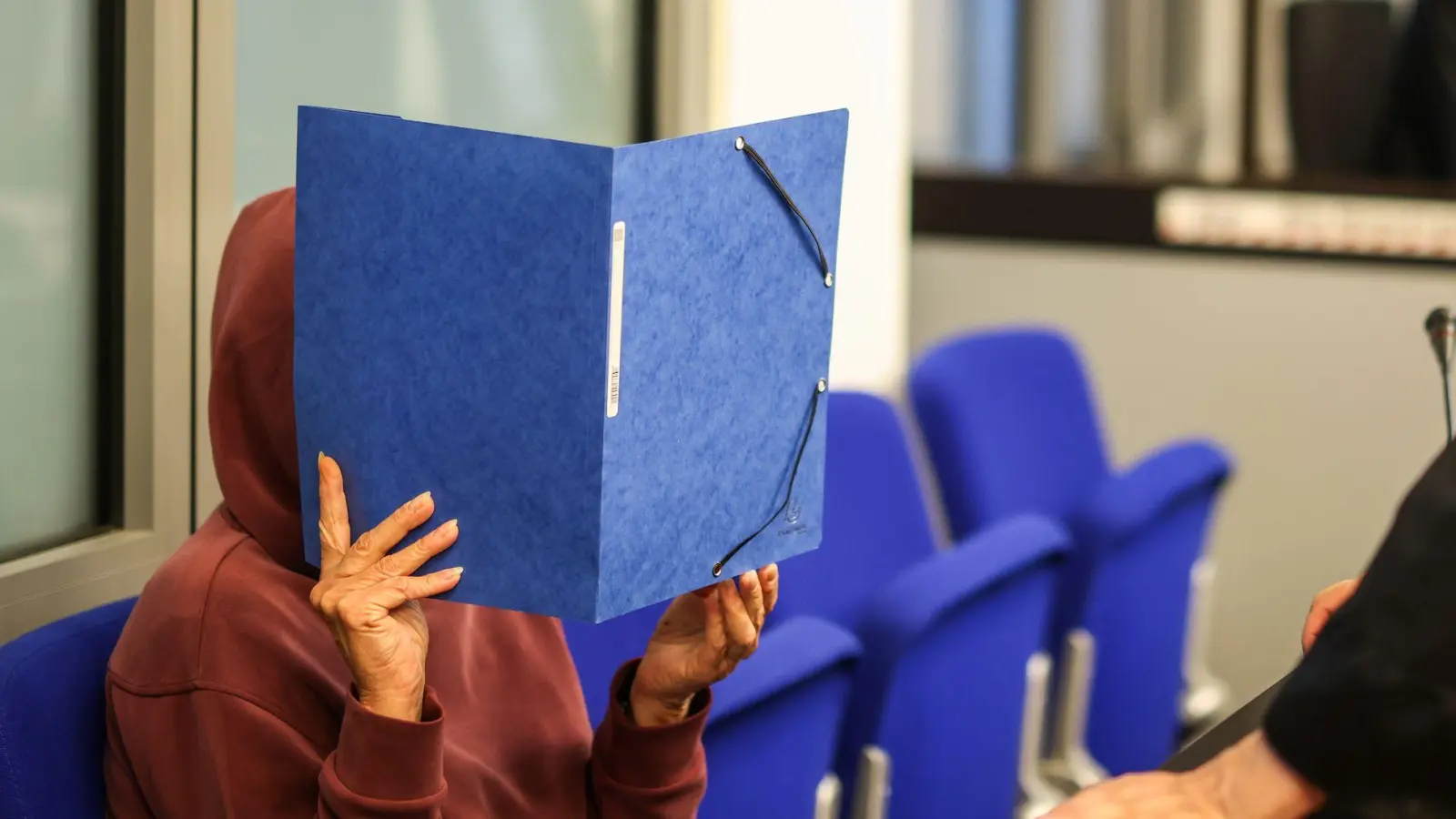 Eine Angeklagte im Saal des Landgerichts Wuppertal.  (Foto: Christoph Reichwein/dpa)