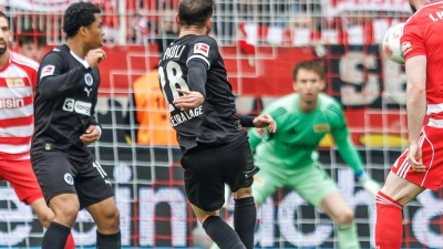 Wuchtiger Volley: Pereira Lage (M) traf zum 1:0. (Foto: Andreas Gora/dpa)