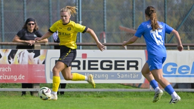 Marie Hartnagel (links, hier in einem Heimspiel) traf zum 2:2-Ausgleich für Weinberg in Offenbach. (Foto: Martin Rügner)