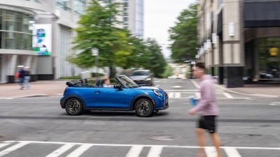 Mehr Offenheit wagen: Das Verdeck des neuen Mini Cabrios lässt sich in mehreren Stufen öffnen.  (Foto: Bernhard Filser/BMW Group/dpa-tmn)