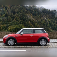 Schöne Aussichten? Der Mini von BMW gilt von Anfang an als Lifestyle-Flitzer - was taugt der Schönling, wenn er älter wird? (Foto: Bernhard Filser/BMW Group/dpa-tmn)