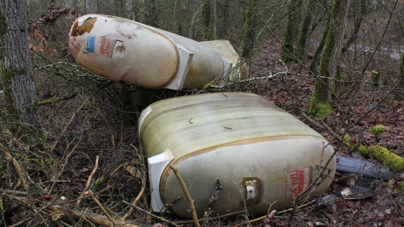 Statt sie ordnungsgemäß zu entsorgen, haben Unbekannte drei Heizöltanks einfach in einem Waldstück abgeladen. (Foto: Polizei Bad Windsheim)