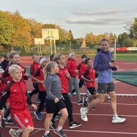 Für reichlich Motivation bei den jungen Nachwuchssportlerinnen und -sportlern sorgte Vize-Europameister Florian Bremm bei seinem Besuch in Dinkelsbühl. (Foto: TSV Dinkelsbühl/Michael Kuhbach)