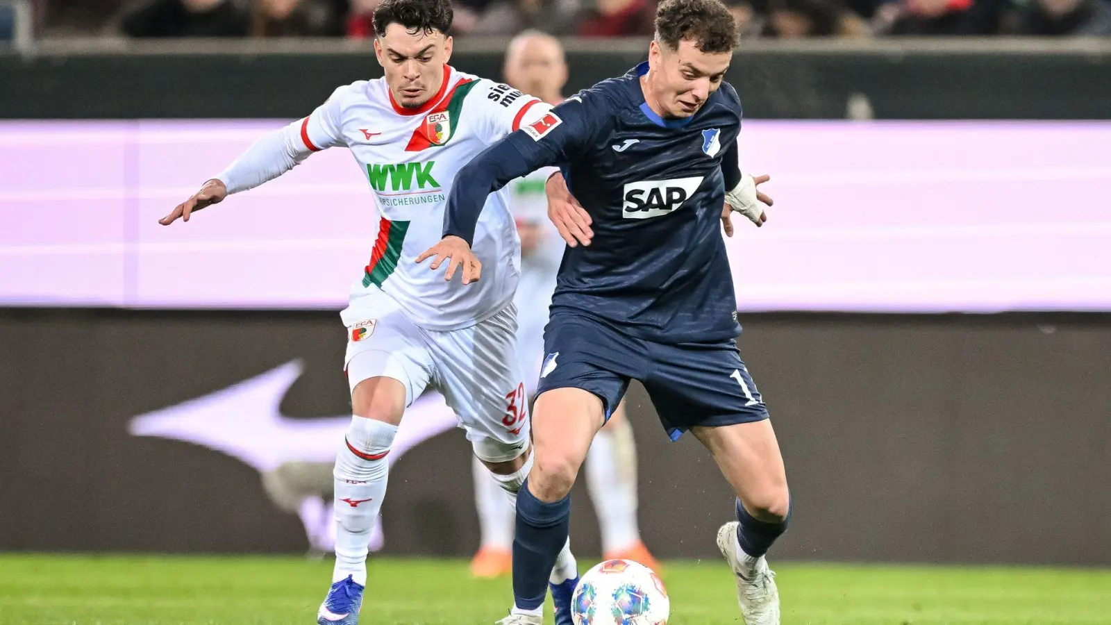 Waren Teil eines teils wilden Spiels: Augsburgs Fabien Rieder (links) und Fisnik Asllani von Hoffenheim. (Foto: Harry Langer/dpa)