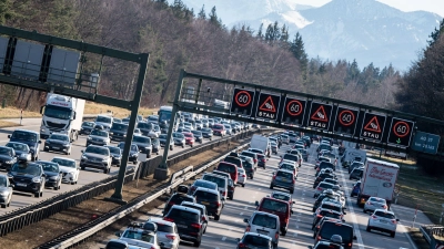 Regelmäßig in den Ferien herrscht dichter Verkehr auf der Autobahn A8 München-Salzburg. (Archivfoto)  (Foto: Matthias Balk/dpa)