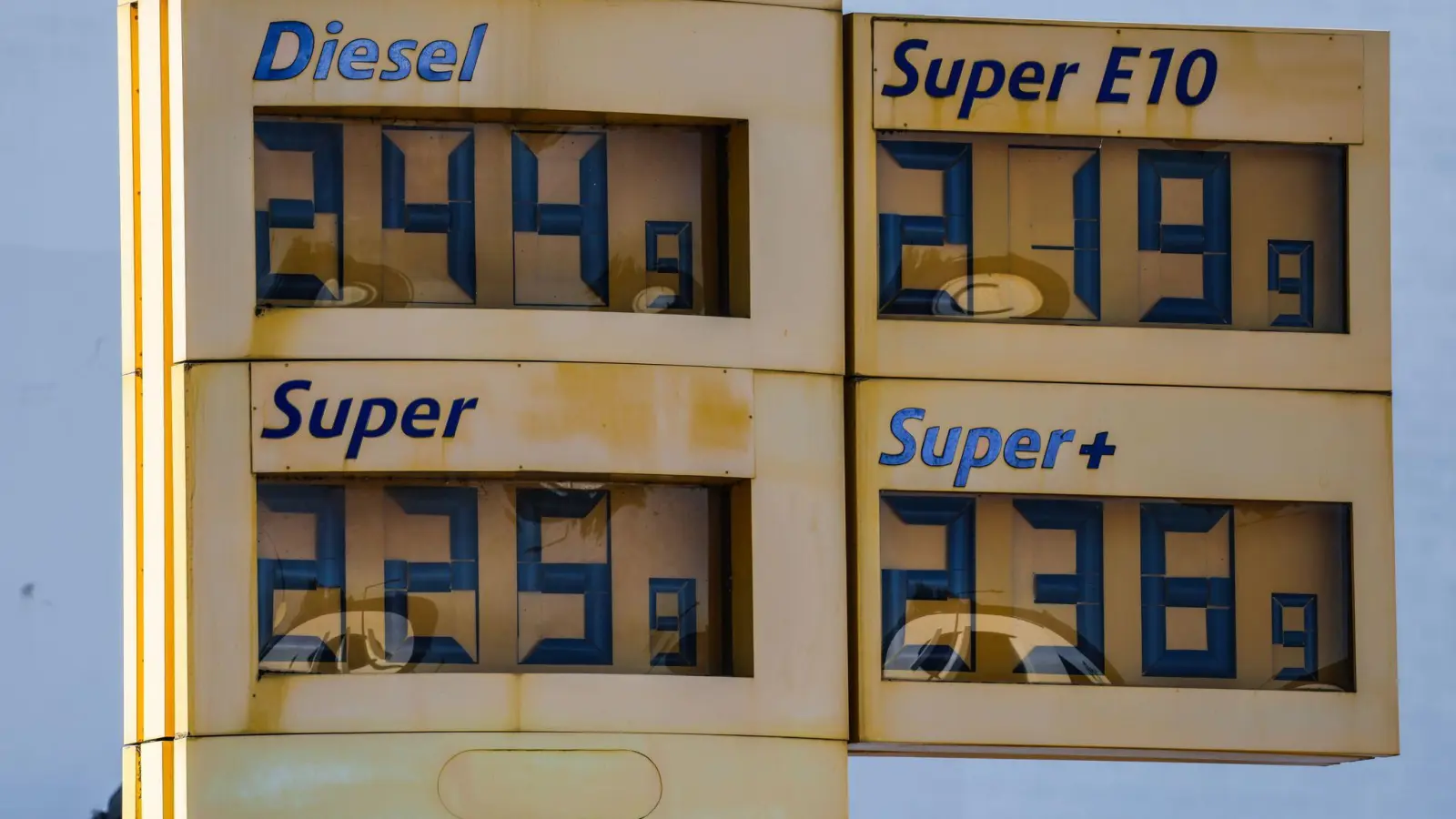 Die Spritpreise sind zuletzt in Deutschland schneller als im benachbarten EU-Ausland gestiegen.  (Foto: Oliver Berg/dpa)