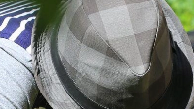 Schmutzige Kleidung nach der Gartenarbeit: hartnäckige Pflanzensäfte und Erdverschmutzungen am besten schnell behandeln. (Foto: Karl-Josef Hildenbrand/dpa-tmn)