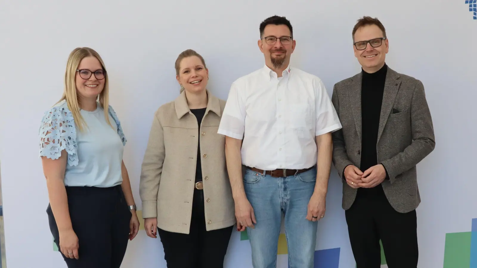 Landrat Dr. Christian von Dobschütz (von rechts) hat Henning Schmidt gemeinsam mit Abteilungsleiterin Franziska Zeilinger-Latka und Tina Ruppe, Fachbereichsleiterin Brand- und Katastrophenschutz, zum Örtlichen Einsatzleiter ernannt. (Foto: Anne Wagner)