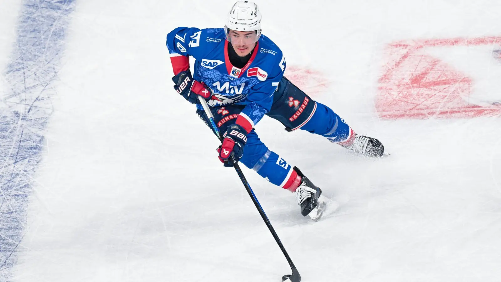Nationalstürmer Justin Schütz traf für die Adler Mannheim gegen München doppelt. (Foto: Uwe Anspach/dpa)