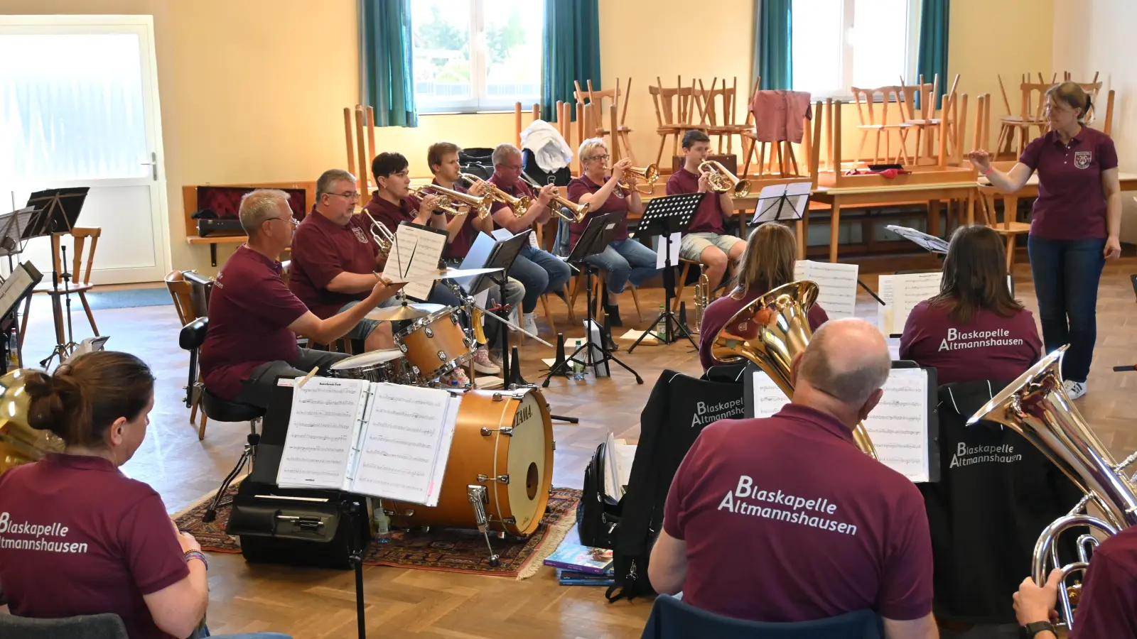 Probenwochenende in der Dreschhalle in Altmannshausen: Dirigiert von Bettina Henninger wird hier am Stück „Rauschende Feste“ gefeilt. (Foto: Judith Marschall)