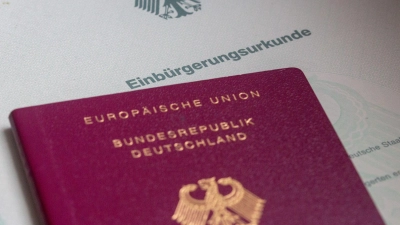 In Bayern ist die Zahl der Einbürgerungen 2025 mit 59.573 Fällen im Vergleich zum Vorjahr erneut um zehn Prozent gestiegen. (Symbolbild)  (Foto: Fernando Gutierrez-Juarez/dpa)