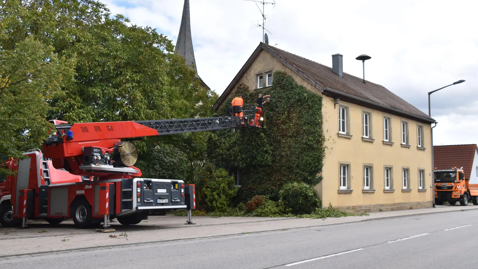 Am ehemaligen Oberlaimbacher Schulhaus, das zum barrierearmen Dorfgemeinschaftshaus umgebaut werden soll, wurden gestern Pflegearbeiten an der begrünten Fassade vorgenommen. Die baulichen Sanierungsarbeiten liegen hingegen noch in einiger Ferne. (Foto: Andreas Reum)