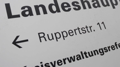 Polizisten durchsuchten nach Hinweisen von Kollegen die Räume der Ausländerbehörde in München. (Archivbild) (Foto: Andreas Gebert/dpa)