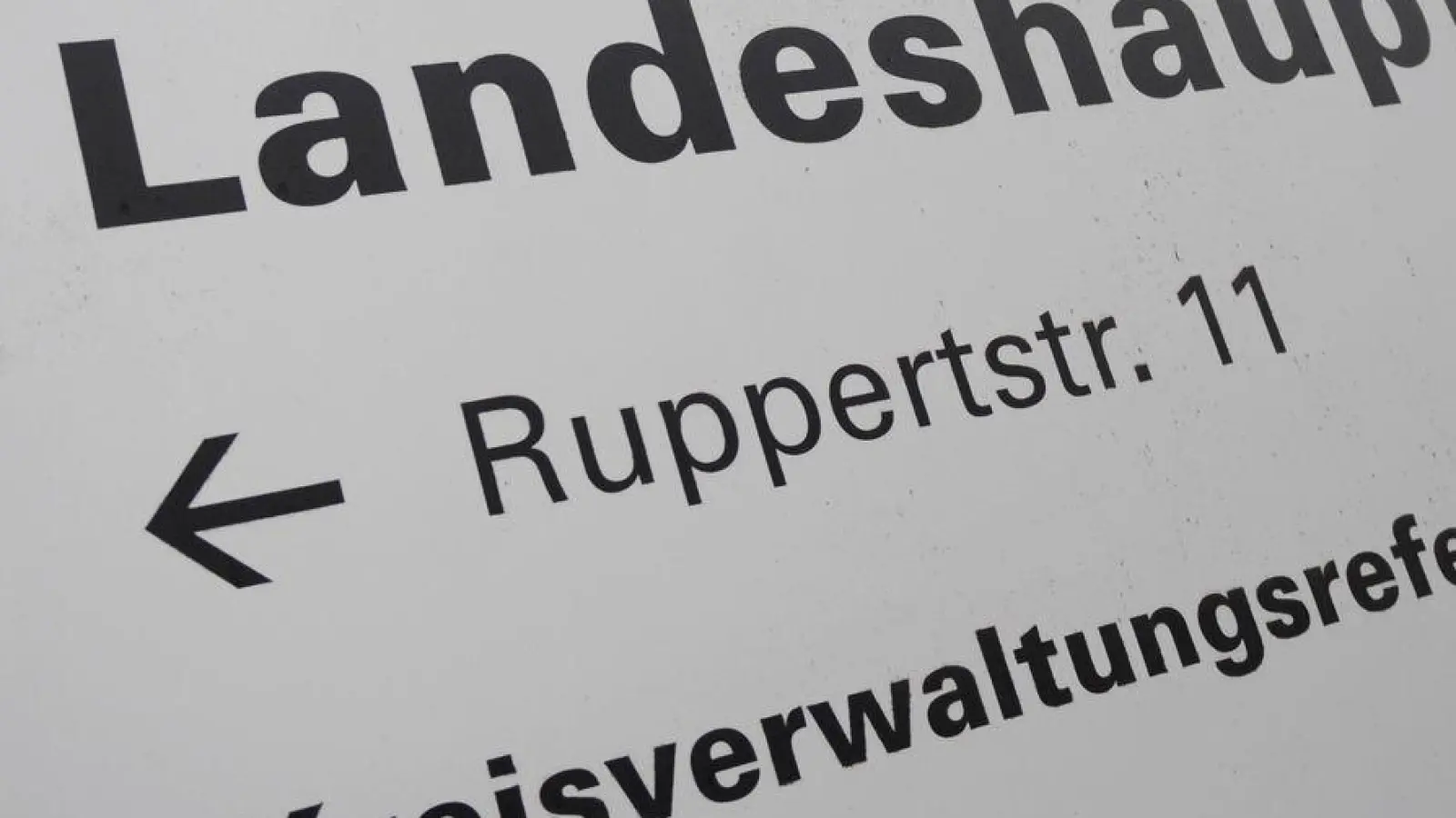 Polizisten durchsuchten nach Hinweisen von Kollegen die Räume der Ausländerbehörde in München. (Archivbild) (Foto: Andreas Gebert/dpa)