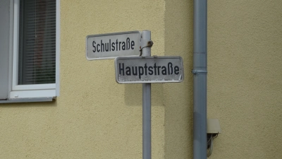 Gute und schlechte Nachrichten für Unteraltenbernheim: Die dortige Hauptstraße behält ihren Namen. Die Schulstraße soll nach einer Bezeichnung aus alten Überlieferungen künftig Vogelgasse heißen. (Foto: Yvonne Neckermann)