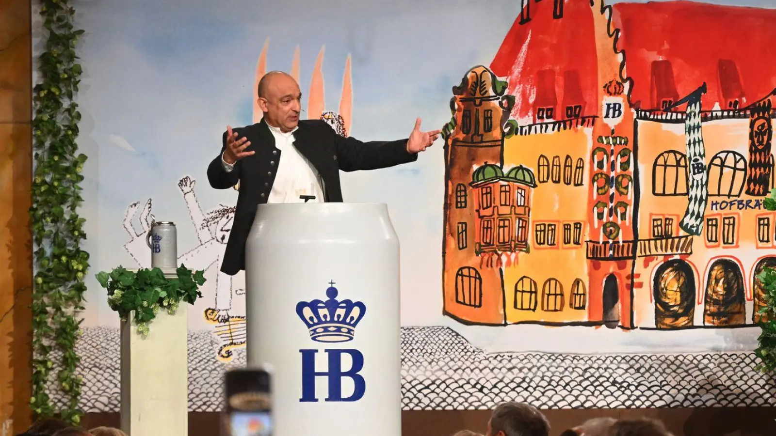 Django Asül spottete über die Landes- und Bundespolitik. (Foto: Felix Hörhager/dpa)