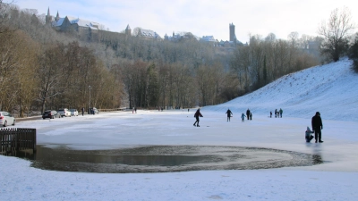 Tauwetter ließ das Eis schmelzen. Als es bei Minusgraden wieder gefror, entstand eine unebene Oberfläche. (Foto: Stefan Neidl)