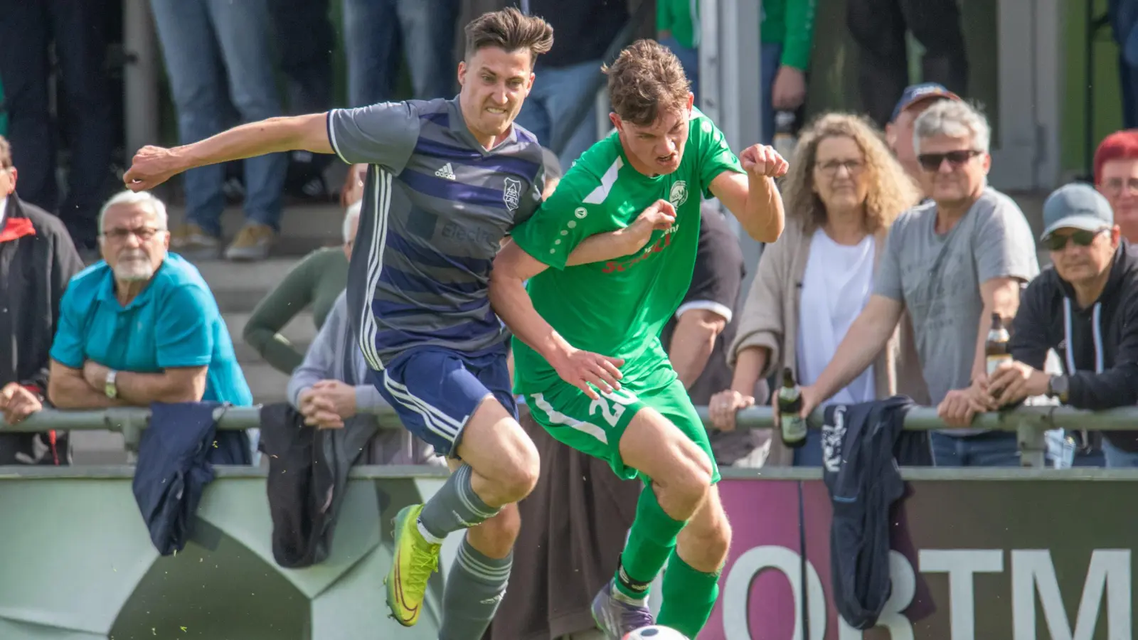 Verdrängungswettbewerb: Der Feuchtwanger Marco Wegert (links) und der Herrieder Fabian Schock wetteifern um den Ball. (Foto: Markus Zahn)