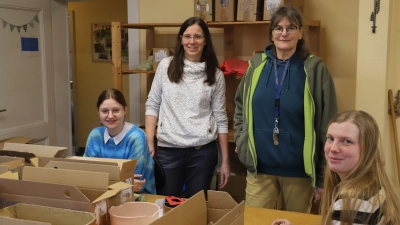 Hier erledigen normalerweise Klienten Montagearbeiten. Für das Foto bevölkern die Leiterin des Tageszentrums, Melanie Helmreich (2. von links), sowie die Heilerziehungspflegerinnen Birgit Meyer (2. von rechts) und Rebekka Lober (rechts) sowie Praktikantin Jana Seitz den Raum. (Foto: Oliver Herbst)