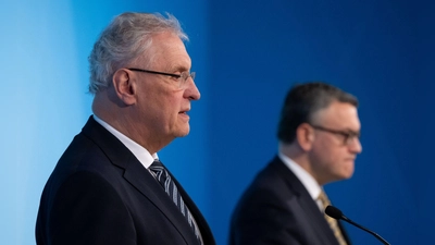 Joachim Herrmann (links) und Florian Herrmann nehmen nach der Kabinettssitzung an einer Pressekonferenz teil.  (Foto: Sven Hoppe/dpa)