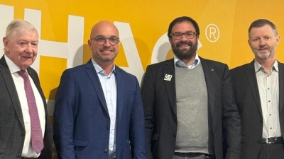 Norbert (links) und Werner Pilipp (rechts) stehen nach der Übernahme Felix und Maximilian Habisreutinger (2. und 3. von links) als Berater zur Seite.  (Foto: Caroline Breg)