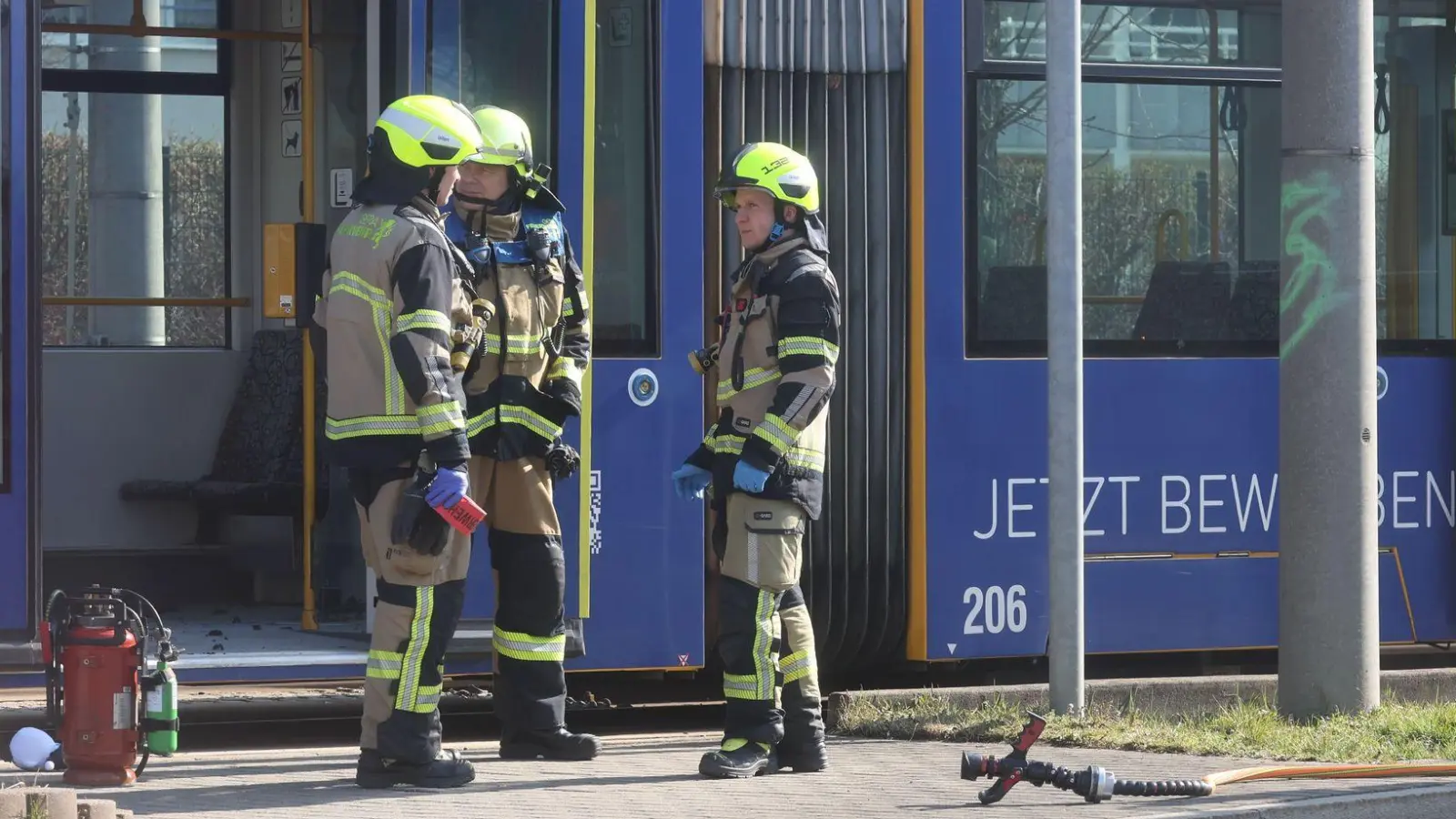 In einer Straßenbahn in Gera wurde eine Frau mit einer brennbaren übergossen und angezündet. (Foto: Bodo Schackow/dpa)