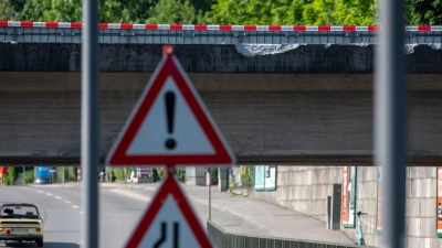 Nach dem Unfall zwischen zwei Güterzügen sind Reparaturarbeiten an der Straße sowie an der Bahnstrecke erforderlich. (Foto: Stefan Puchner/dpa)