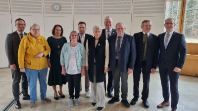 MdL Werner Stieglitz (links) und MdB Tobias Winkler (rechts) sowie Sandra Winkelspecht (Dritte von links) lobten das Engagement von Renate Siegert-Lüft (Bücherkiste), Susanne Maschinski (Bücherkiste), Markus Weißfloch, Barbara Hieronymus, Reinhard Streng, Hans-Peter Sträßner und Wilhelm Ernst . (Foto: Rainer Weiskirchen)