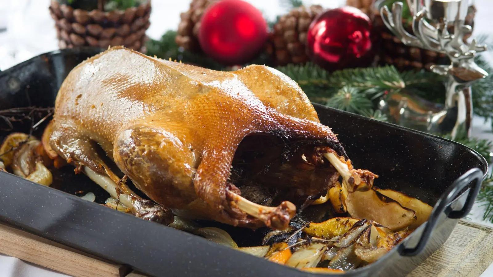 Wenn die Gans aus dem Ofen kommt, sollte sie erst einmal noch ruhen.  (Foto: Tobias Hase/dpa-tmn)