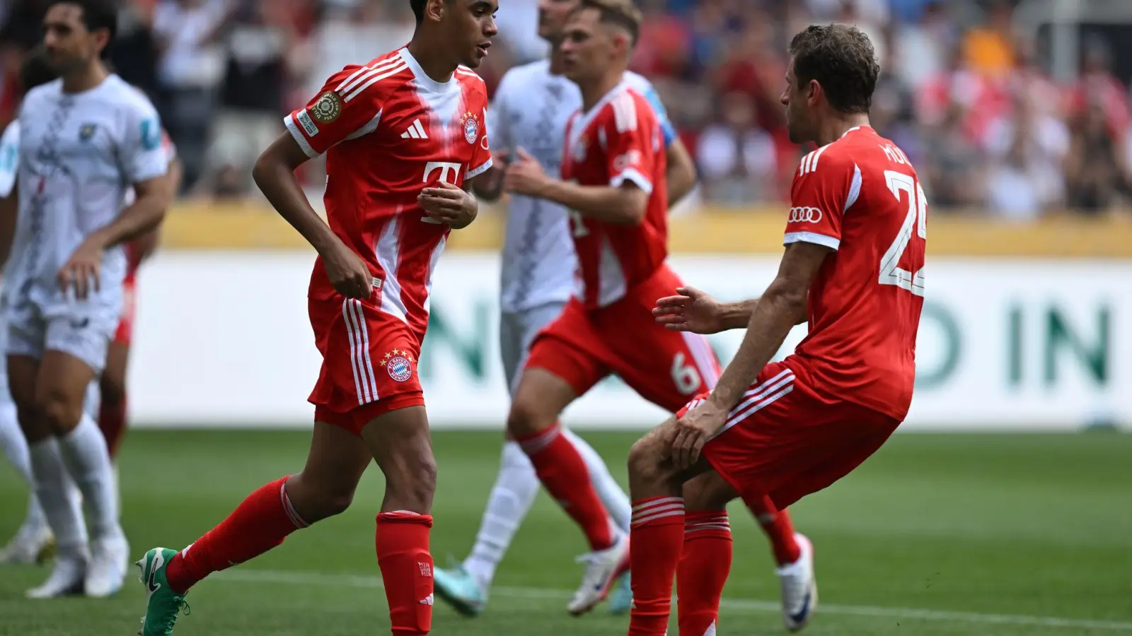 Dem spielfreudigen Jamal Musiala (l) reichten 30 Comeback-Minuten zum Hattrick. Mit ihm jubelt Thomas Müller (r). (Foto: Sven Hoppe/dpa)