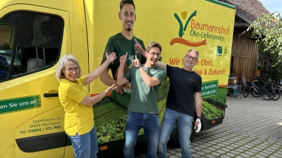 Jutta, David und Wolfgang Baumann (von links) mit einem der Fahrzeuge, mit denen die Öko-Kisten ausgeliefert werden. (Foto: Matthias Oberth)