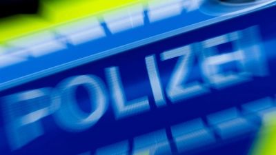 Die Polizei ermittelt in Schopfloch im Fall eines mit Lackfarbe beschmierten Hauses. (Symbolbild: Rolf Vennenbernd/dpa)