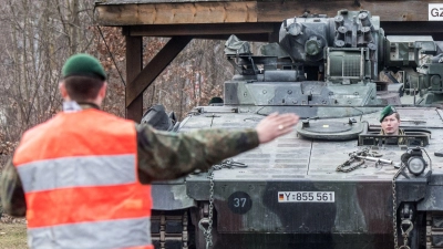 Der grenzüberschreitende Transport von schwerer Ausrüstung bereitet Militärplanern oft Sorgen - die EU-Kommission will Schwierigkeiten nun angehen. (Archivbild) (Foto: picture alliance / Armin Weigel/dpa)