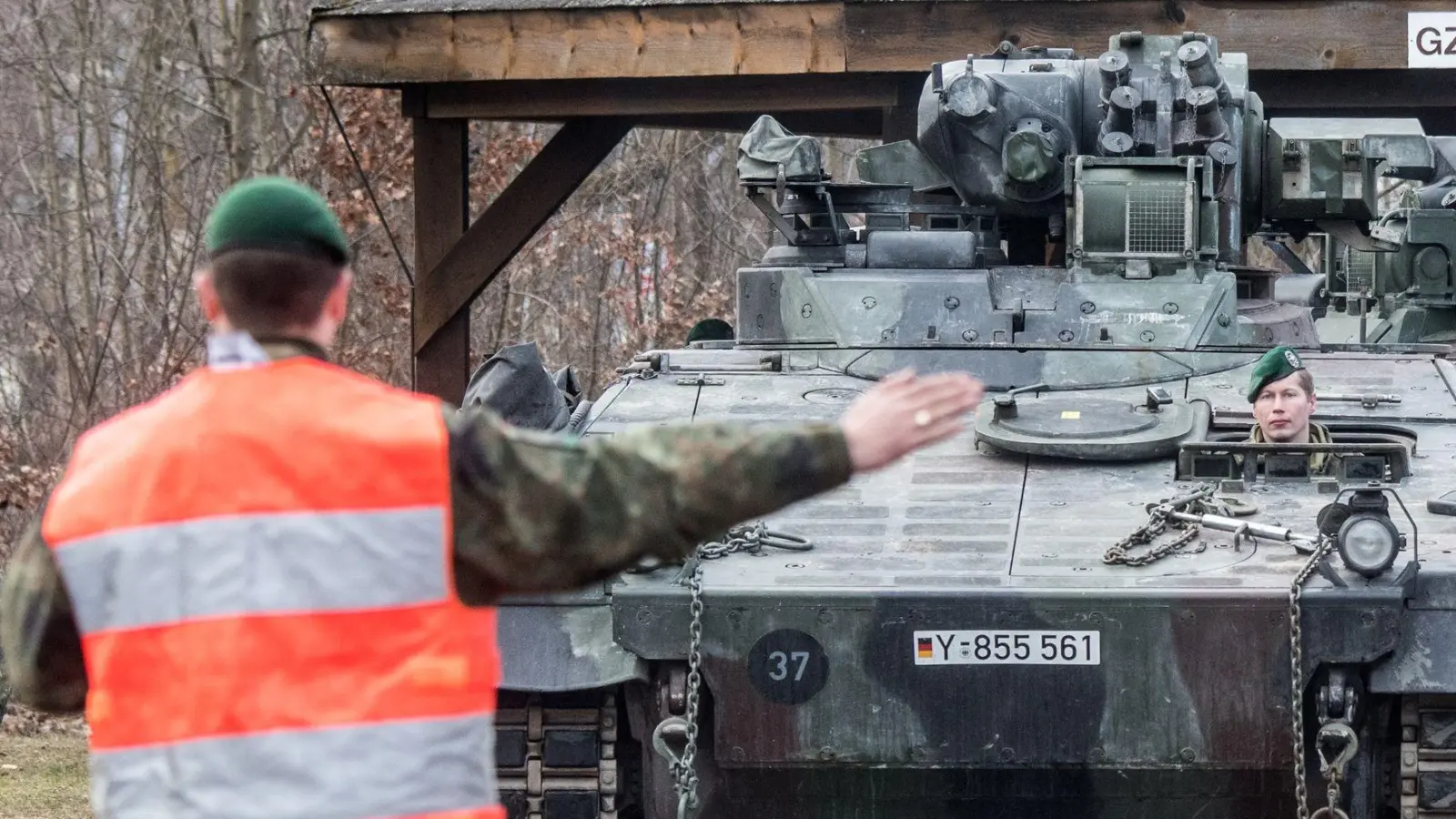 Der grenzüberschreitende Transport von schwerer Ausrüstung bereitet Militärplanern oft Sorgen - die EU-Kommission will Schwierigkeiten nun angehen. (Archivbild) (Foto: picture alliance / Armin Weigel/dpa)