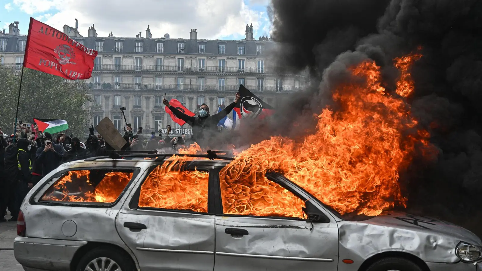In Frankreich ist die Lage nicht nur in der Hauptstadt eskaliert - Bayerns Innenminister Joachim Herrmann (CSU) warnt davor, dass sich derartige Entwicklungen auch bis nach Deutschland durchsetzen könnten. (Archivbild) (Foto: Julien Mattia/Le Pictorium via ZUMA Press/dpa)