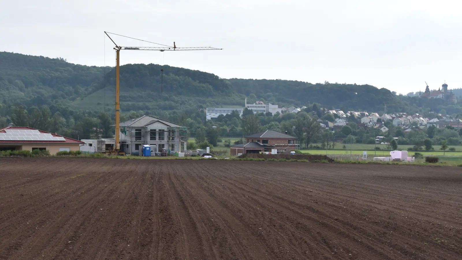 Aktuell und in den nächsten Jahren weitet sich die Besiedlung westlich des Stadtkerns (und südlich von Grappertshofen) merklich aus. Ob das auch darüber hinaus so bleiben soll, ist eine der Fragen, die mit dem neuen Flächennutzungsplan beantwortet werden sollen. (Foto: Andreas Reum)