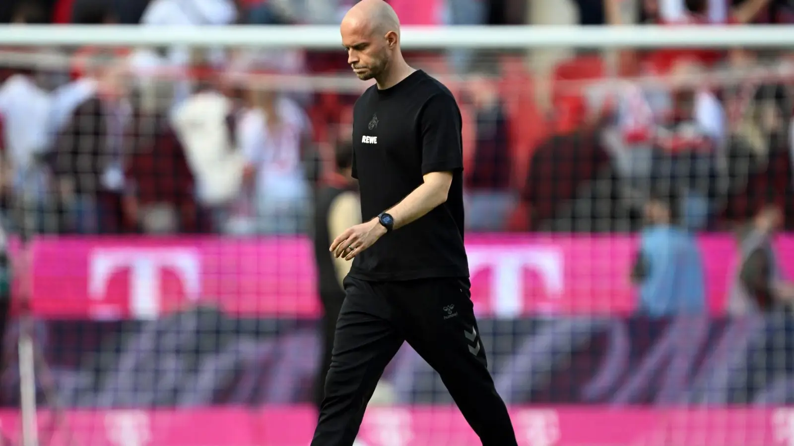 Kölns Trainer René Wagner wollte die Kritik am Rasen nicht unkommentiert stehen lassen.  (Foto: Federico Gambarini/dpa)