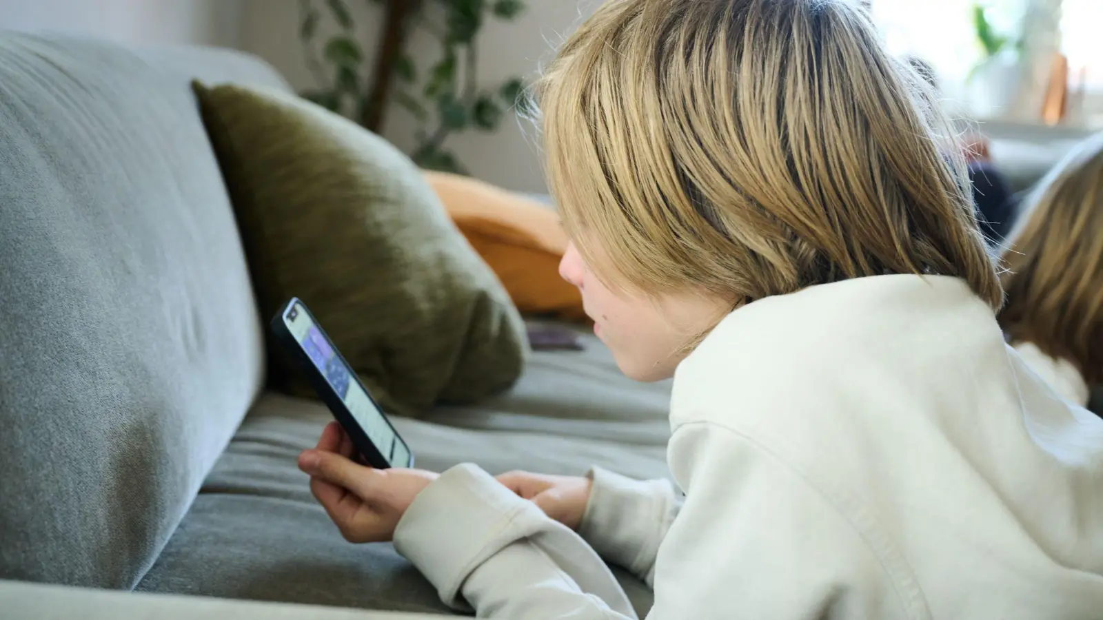 Ein großer Teil der Jugendlichen will laut einer Studie soziale Medien im Internet weniger nutzen - schafft es aber nicht. (Symbolbild) (Foto: Annette Riedl/dpa)