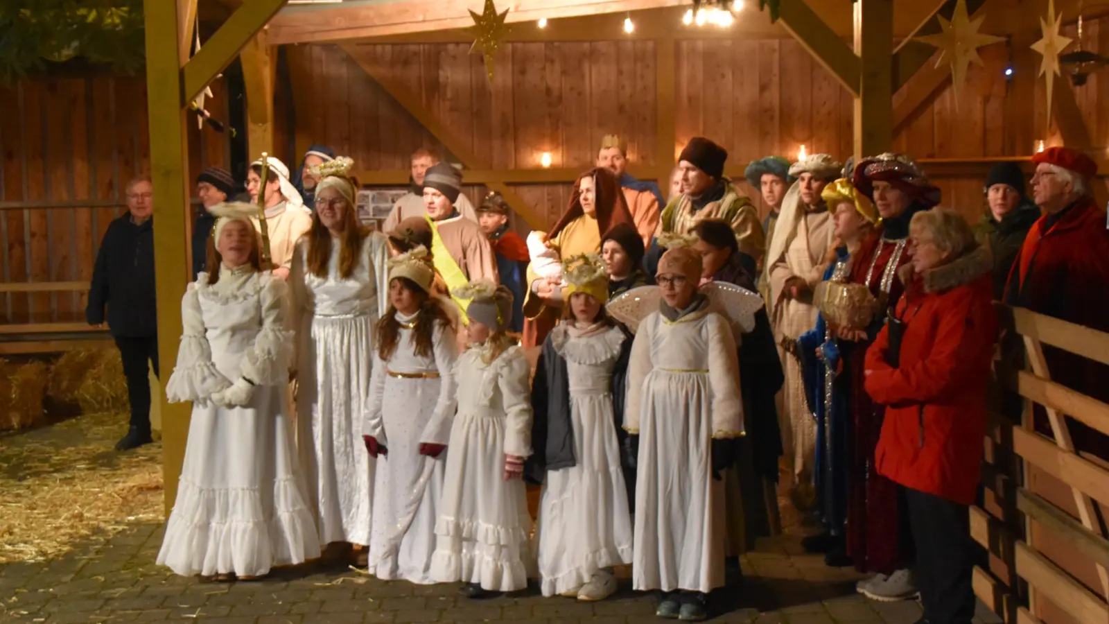 Am Schluss der Aufführung versammelten sich alle Mitwirkenden im Stall bei Maria und Josef und dem Kind in der Krippe.  (Foto: Werner Wenk)