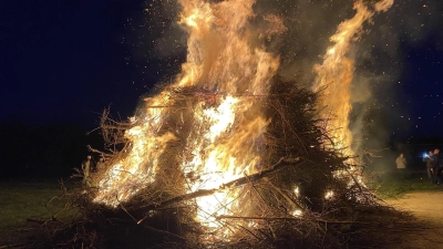 Dieses Foto entstand bei einem anderen Feuer. Aber auch der Holzhaufen bei Ehingen brannte lichterloh. (Symbolbild: Pauline Held)