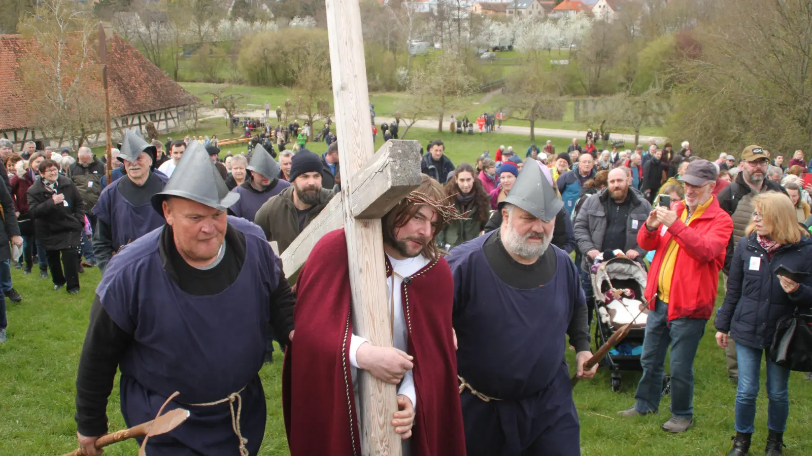 An dem Passionsspiel im Fränkischen Freilandmuseum nehmen rund 45 Darstellerinnen und Darsteller der Passions-Spielgemeinschaft Marktbergel teil. (Archivbild: Hans-Bernd Glanz)