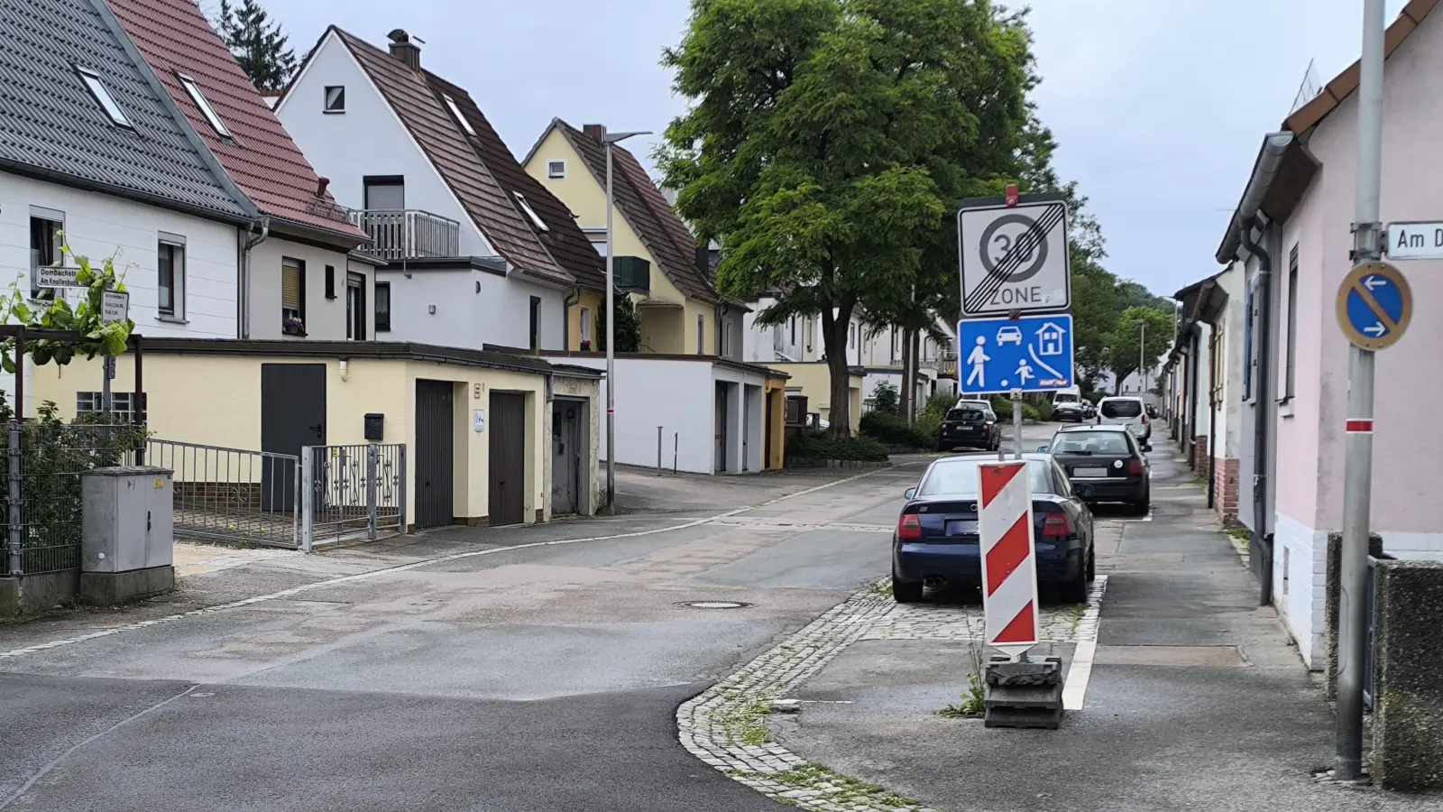 Auf einer Länge von rund 800 Metern soll in der Dombachstraße eine Fahrradstraße eingerichtet werden. Dafür soll unter anderem der bestehende verkehrsberuhigte Bereich aufgelöst werden. (Foto: Thomas Schaller)