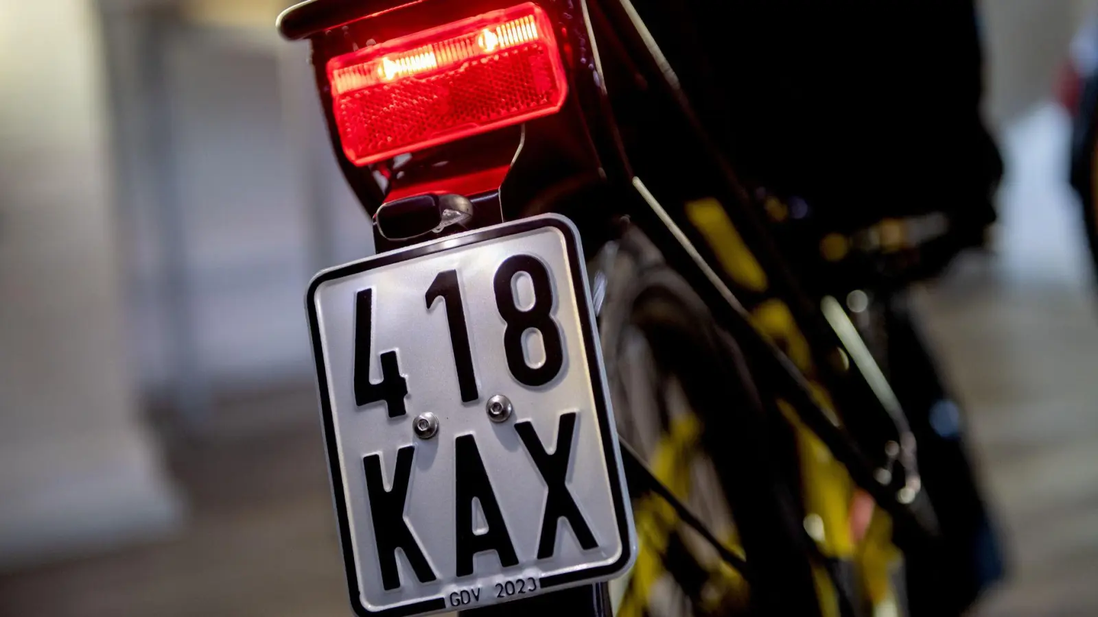 Ab dem 1. März 2026 gilt: Nur noch schwarze Versicherungskennzeichen sind für Fahrzeuge wie S-Pedelecs, Mofas, Mopeds und E-Roller gültig. (Foto: Zacharie Scheurer/dpa-tmn)