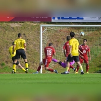 Felix Zeilinger (in Gelb, links halbverdeckt) erzielt hier das 0:1 für Losaurach (mit der Nummer 10 Niklas Engel) beim TV Leutershausen (mit der Nummer 15 Alexandru Ouatu, rechts Pakorn Silaklang). (Foto: Martin Rügner)
